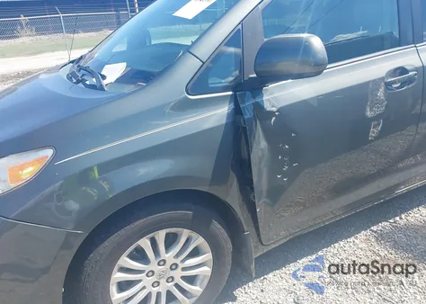 2013 Toyota Sienna Xle V6 8 Passenger z USA, uszkodzony, nr VIN 5TDYK3DC6DS364168